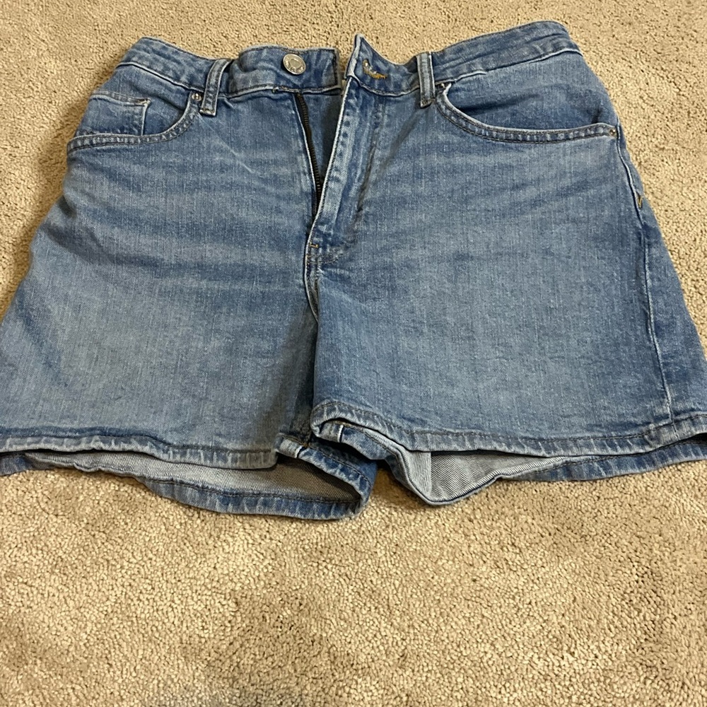 H&M Classic High-Rise Denim Shorts in Light Blue size 4
